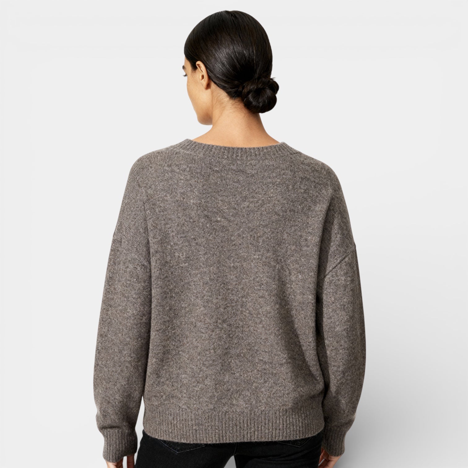 Relaxed V-Neck Knit Sweater for Women - Soft, Comfortable Knitwear for Casual Wear and Everyday Style