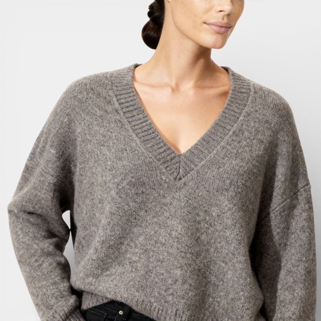 Relaxed V-Neck Knit Sweater for Women - Soft, Comfortable Knitwear for Casual Wear and Everyday Style
