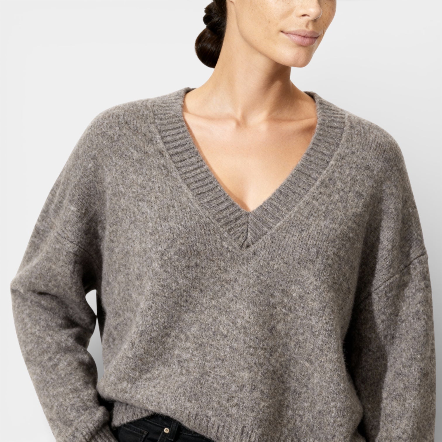 Relaxed V-Neck Knit Sweater for Women - Soft, Comfortable Knitwear for Casual Wear and Everyday Style
